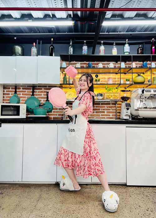Hiện tại, nữ diễn viên cho rằng cô bận rộn đến mức không có cả thời gian để hẹn hò bởi cứ làm xong việc là về nhà với con để chăm sóc và chơi với con.