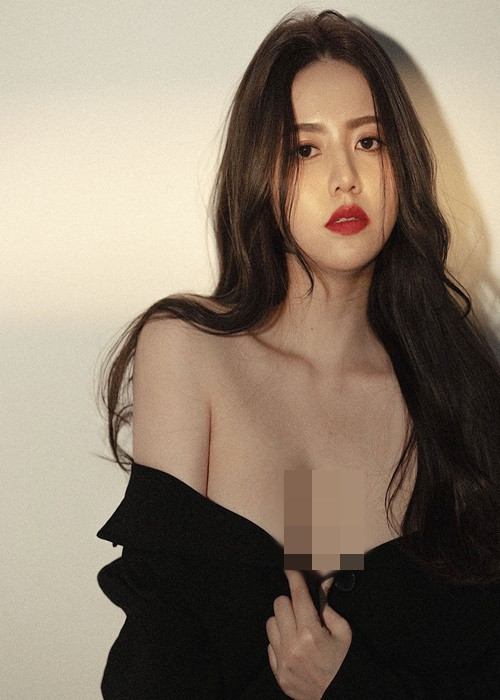 Cô nàng thử nghiệm nhiều phong cách để làm mới hình ảnh.