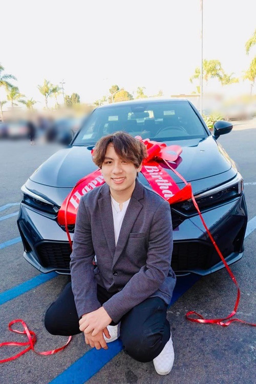 Colin là con trai thứ hai của nam ca sĩ Bằng Kiều và Trizzie Phương Trinh. Mới đây, đón sinh nhật lần thứ 18, Colin bất ngờ được bố tặng xe hơi. Ảnh: FB Bằng Kiều.