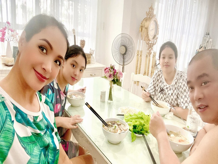 Thúy Hạnh thường xuyên nấu ăn cho chồng con. "Người vợ sẽ là người duy nhất luôn chia sẻ, chăm sóc và nấu ăn cho chồng đến cuối cuộc đời. Mãi yêu bà xã Bùi Thúy Hạnh đã nấu những món ăn ít tinh bột mà hợp khẩu vị cho 3 cha con", Minh Khang từng hết lời khen ngợi khả năng nấu ăn của Thúy Hạnh.
