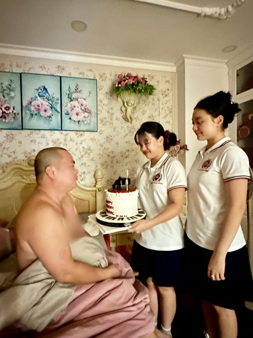 Thúy Hạnh cùng hai con gái vừa tặng bánh sinh nhật cho Minh Khang. Nam nhạc sĩ không khỏi bất ngờ vì món quà của vợ con.