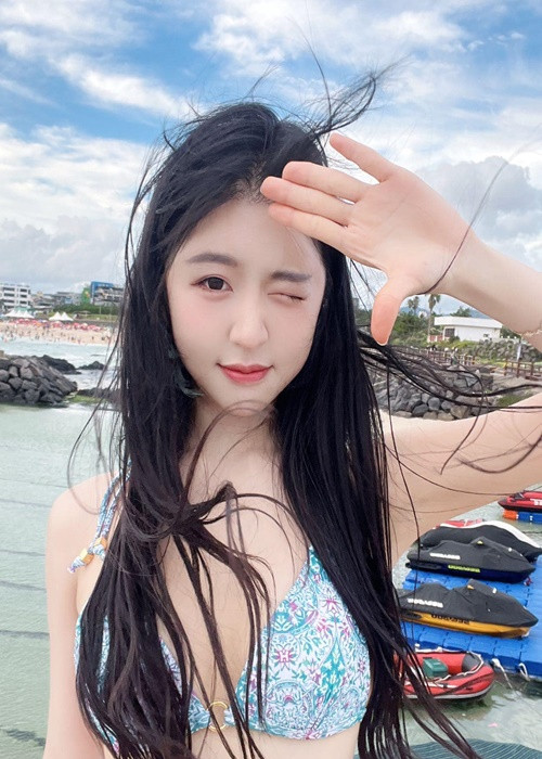 Hot girl mặt như thiên thần diện áo tắm khoe vóc dáng gợi cảm.