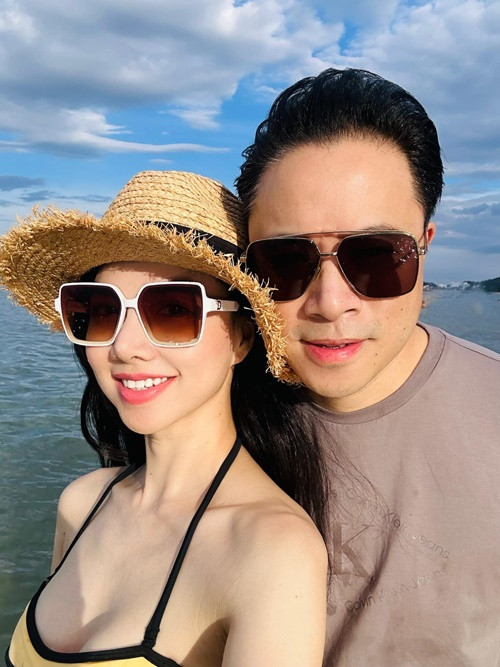 Nữ diễn viên diện bikini gợi cảm, tình tứ bên chồng.