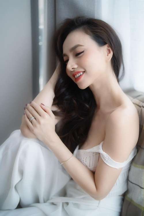 Từ sân khấu đến đời thường, Đinh Ngọc Diệp đều khiến nhiều người phải trầm trồ bởi vẻ ngoài gợi cảm.