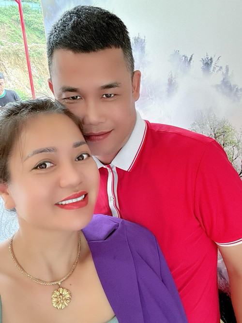 Trên trang cá nhân, Hiệp Gà vừa đăng ảnh bên Thu Hà. Anh viết: "Cùng em đi khắp thế gian!". Ảnh: FB Hiệp Gà.
