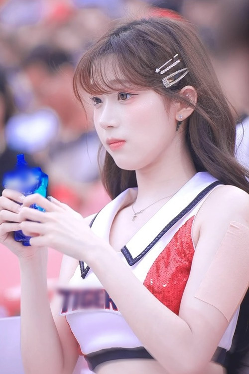 Theo ETtoday, Lee Ju Eun xinh đẹp như người mẫu AI.