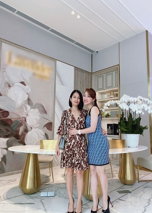 Hồng Loan và Thùy Chang - vợ hiện tại của Chi Bảo có mối quan hệ khá tốt đẹp. Chi Bảo cho biết, trong mối quan hệ giữa Thùy Chang và Hồng Loan, anh giữ vai trò cầu nối gắn kết đôi bên. Tuy nhiên điều quan trọng là Thùy Chang và Hồng Loan đều mở lòng đón nhận mối quan hệ này. Ảnh: Dân Việt.