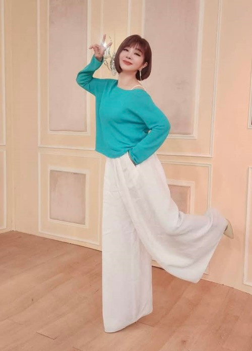 Ở đời thường, cô diện những set đồ thoải mái.