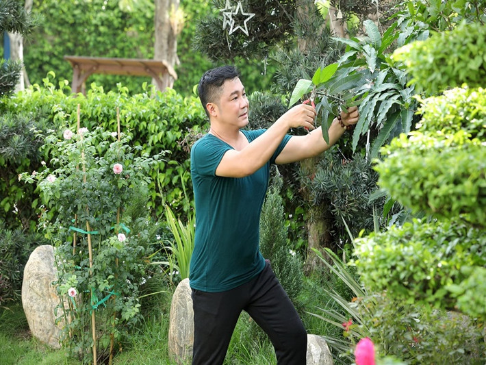 Lý Hùng còn tìm niềm vui ở việc chăm sóc cây cối. Ảnh: FB Lý Hùng.