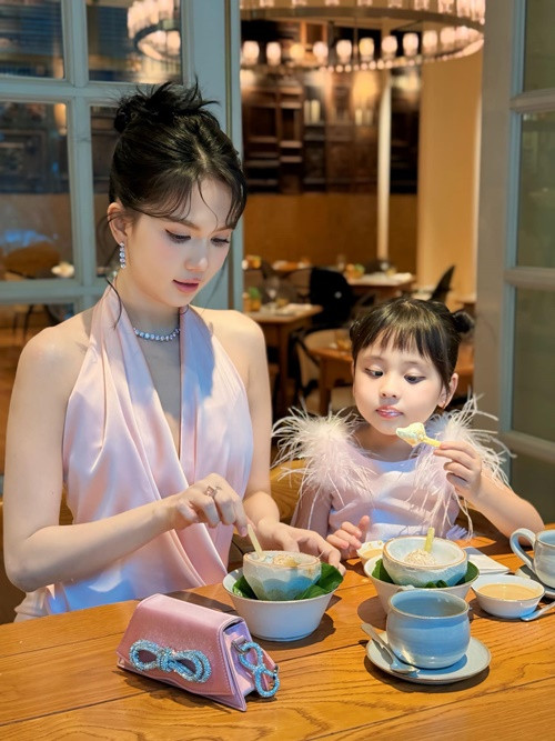 Chân dài gốc Trà Vinh rất mong có con và hiện tại nhận cháu gái làm con nuôi. Ảnh: FB Ngọc Trinh.
