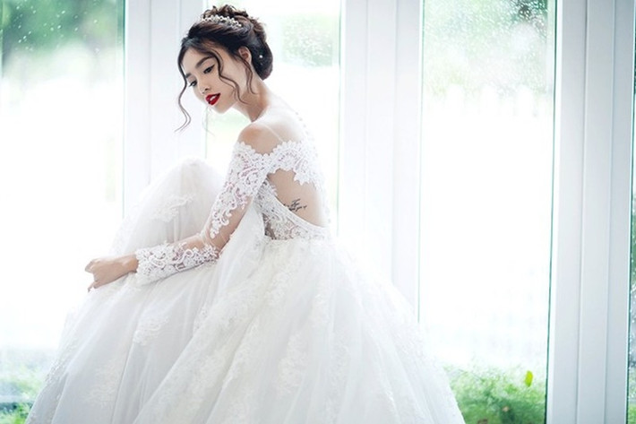 Trang phục xuyên thấu để lộ hình xăm của Lan Ngọc. Ảnh: Znews.