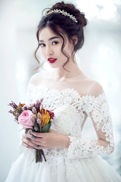 Nữ diễn viên diện váy cưới ren xuyên thấu năm 2015. Ảnh: Znews.