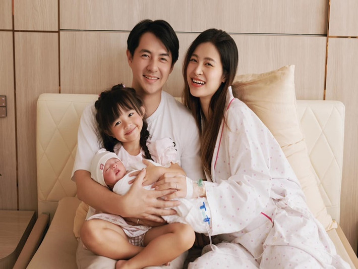 Đông Nhi sinh con gái thứ hai vào ngày 21/8. Nữ ca sĩ cho biết, thiên thần nhỏ tên Gia Hân. "Cái tên Gia Hân đơn giản là vì ba mẹ mong muốn có một gia đình luôn vui vẻ, hạnh phúc và nhiều tiếng cười", Đông Nhi cho biết. Đồng thời, nữ ca sĩ đăng ảnh rõ mặt bé Gia Hân.