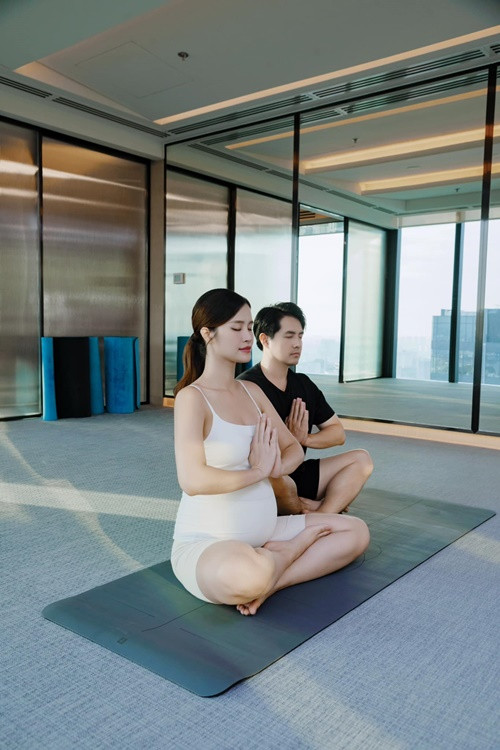 Nữ ca sĩ trải nghiệm các tiện ích trong khu căn hộ.