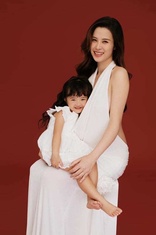 "Ba túc trực bên 3 mẹ con còn chị hai Winnie thì đúng nghĩa mê em không rời luôn ạ", Đông Nhi chia sẻ thêm.