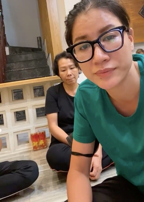 Tối qua (ngày 9/10), Trang Trần có mặt tại nhà của cố ca sĩ Phi Nhung để gặp Hồ Văn Cường và mẹ của em. Chân dài muốn hỏi rõ có phải Hồ Văn Cường nhờ bà Phương Hằng đòi tiền cát-sê với cố ca sĩ Phi Nhung hay không. Ảnh: Yan