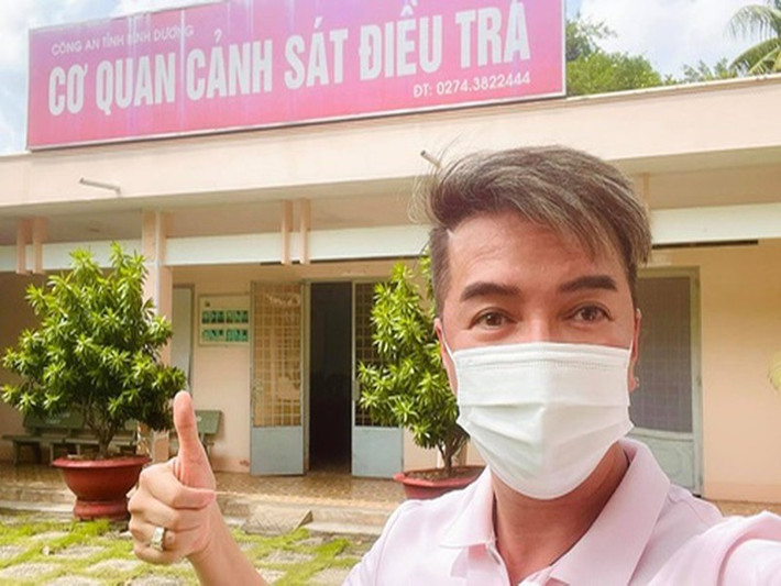 Không chỉ lời qua tiếng lại, Đàm Vĩnh Hưng và bà Hằng gửi đơn tố cáo lẫn nhau. Phía Mr Đàm gửi đơn tố cáo bà Phương Hằng về hành vi vu khống, xúc phạm, đưa hoặc sử dụng trái phép thông tin mạng máy tính, mạng viễn thông. Còn nữ đại gia gửi đơn tố cáo Đàm Vĩnh Hưng có dấu hiệu chiếm dụng tiền từ thiện. Ảnh: FB Đàm Vĩnh Hưng