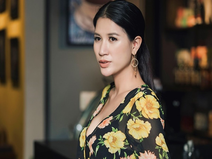 Sau đó, khi bị dẫn giải về trụ sở công an, Trang Trần tiếp tục chửi bới cán bộ công an phường. Với những hành vi này Trang Trần bị bắt khẩn cấp để điều tra hành vi chống người thi hành công vụ. Sau hơn 4 ngày bị tạm giam, Trang Trần được tại ngoại. Cuối cùng, cô bị xử 9 tháng tù giam nhưng được hưởng án treo. Ảnh: Duyên dáng Việt Nam