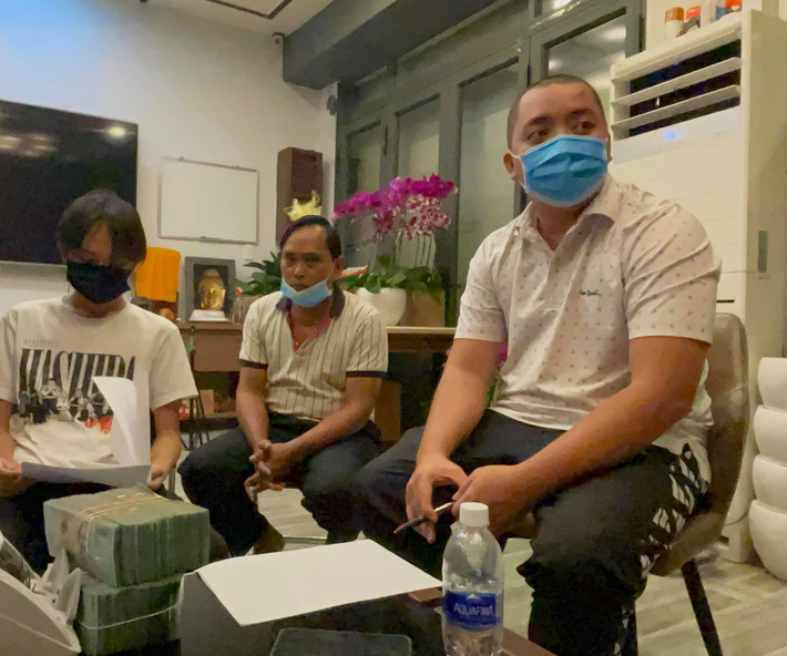 Câu chuyện cát-sê của Hồ Văn Cường cuối cùng cũng được giải quyết. Ngày 10/10, phía cố ca sĩ Phi Nhung trao tiền cát-sê cùng 500 triệu Phi Nhung từng hứa tặng thêm cho Hồ Văn Cường. Về tiền thưởng quán quân, mẹ của Hồ Văn Cường thực tế đã giữ từ thời điểm con trai đăng quang. Cụ thể, mẹ của nam ca sĩ mở sổ tiết kiệm và giữ tiền lãi. Phía gia đình Hồ Văn Cường sẽ dọn ra khỏi nhà Phi Nhung theo nguyện vọng trước đó của nam ca sĩ. Ảnh: FB quản lý truyền thông của Phi Nhung