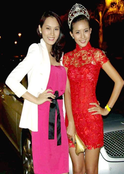 Phan Như Thảo (phải) là á hậu cuộc thi Miss Vietnam Continents 2011. Năm 2012, cô muốn trả lại danh hiệu này sau khi Julia Hồ vướng ồn ào. Theo Phan Như Thảo, ban tổ chức “nhắm mắt làm ngơ” về “bề dày thành tích” của các thí sinh, quên đi những tiêu chí cần và đủ của một hoa hậu để đi đến quyết định cuối cùng. Ảnh: Khám phá