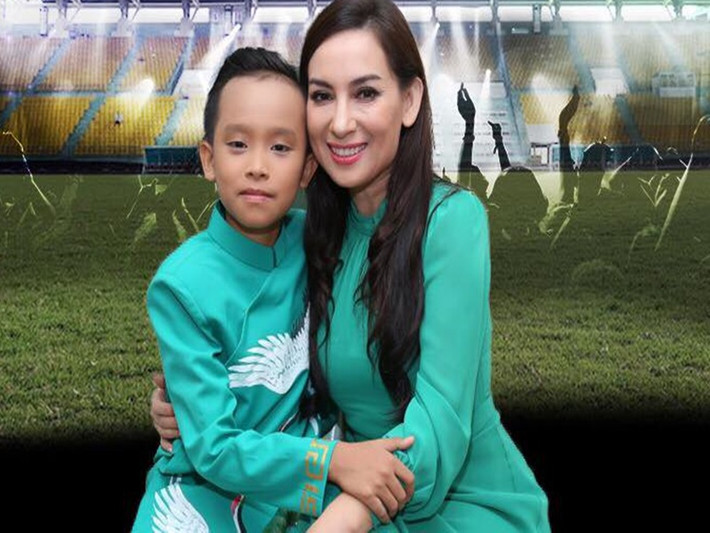 Sinh thời, Phi Nhung là chỗ dựa vững chắc của Hồ Văn Cường ngay từ khi em mới chập chững bước chân vào showbiz. Theo lời anh Quang Chí - đại diện truyền thông của Phi Nhung chia sẻ trên Vietnamnet, khi Hồ Văn Cường mới thi Vietnam Idol Kids 2016, Phi Nhung đã tham gia tư vấn, dàn dựng, tập luyện cho Hồ Văn Cường các vòng thi bán kết, chung kết. Cuối cùng, Hồ Văn Cường cũng đăng quang ngôi vị quán quân.