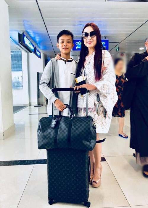 Cũng theo quản lý truyền thông của Phi Nhung, nhờ uy tín của Phi Nhung, Hồ Văn Cường mới có cơ hội được đi lưu diễn ở Mỹ, Australia và châu Âu ngay từ khi còn nhỏ.