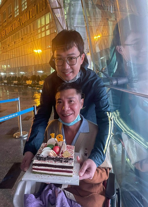 Nghệ sĩ Công Lý ngồi xe lăn, mừng sinh nhật trong bệnh viện. Đây là lần đầu tiên nam ca sĩ lộ diện sau 3 tháng bị trượt chân ngã tại nhà riêng phải nhập viện. Ảnh: FB Minh Tít
