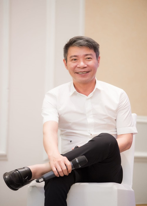 Người thân của NSND Công Lý chia sẻ trên Dân Việt, sau gần 3 tháng điều trị sức khỏe của nam nghệ sĩ đã có chuyển biến tốt. Công Lý hiện tại chưa đi lại bình thường được, vẫn phải ngồi xe lăn và nói vẫn chưa rõ tiếng tuy nhiên tinh thần của anh đã tốt hơn rất nhiều. Ảnh: FB Ngọc Hà