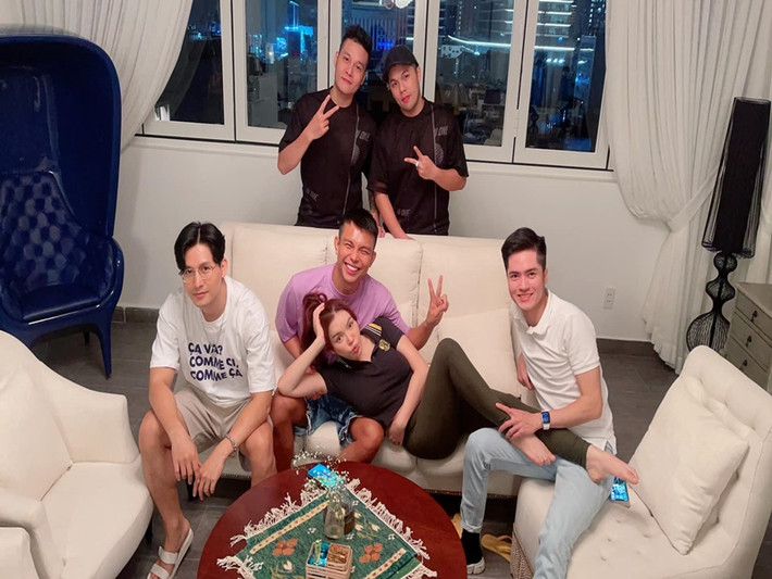 Mới đây, trên trang cá nhân, Lý Nhã Kỳ chia sẻ một số bức ảnh thoải mái gối đầu, gác chân lên một số người bạn khác giới. Dưới bài đăng, cư dân mạng để lại bình luận kém duyên.
