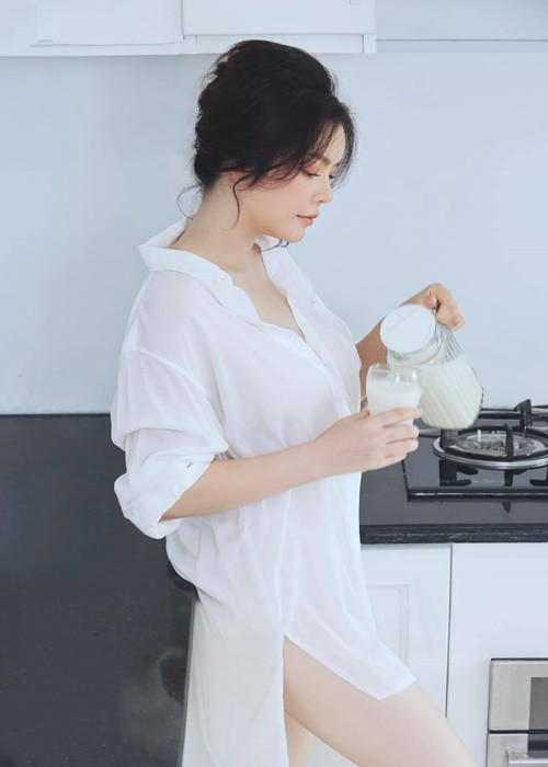 Nữ diễn viên gây chú ý khi mặc mốt giấu quần.