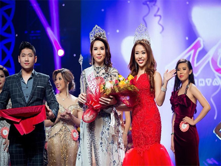 Cô từng đăng quang cuộc thi nhan sắc bị đánh giá ao làng mang tên Miss Vietnam Continents 2018 (Hoa hậu Thế giới người Việt) tại Mỹ. Ảnh: Phụ nữ cuộc sống