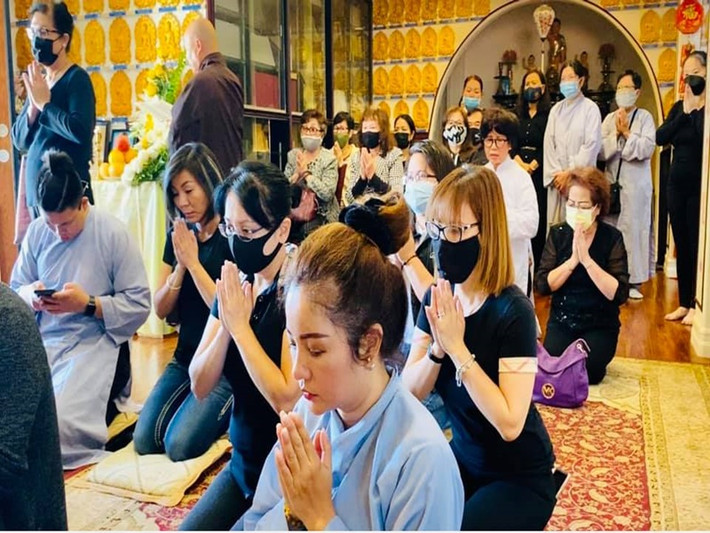 Thúy Nga đến viếng Phi Nhung sau khi tro cốt của cố ca sĩ được đưa về Mỹ.