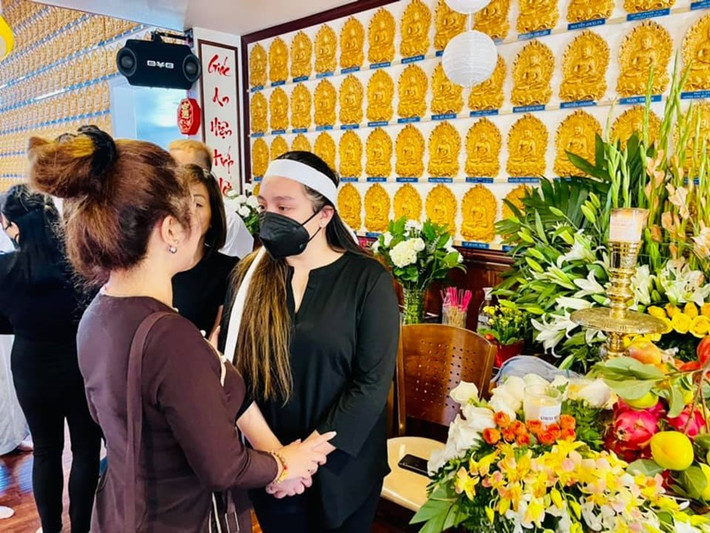 Nữ nghệ sĩ chia sẻ, khi trò chuyện với Wendy - con gái Phi Nhung, cô rất nhớ Phi Nhung vì Wendy có giọng nói y hệt Phi Nhung. “Mặc dù Wendy ở Mỹ từ bé mà mới nghe qua cứ tưởng Phi Nhung đang nói chuyện với mình”, Thúy Nga cho hay.