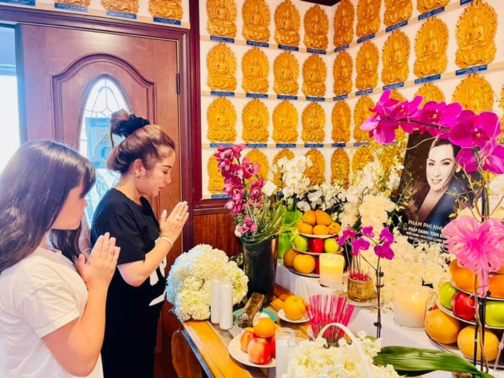 Trước đó, Thúy Nga cùng con gái và ca sĩ Leon Vũ đến viếng Phi Nhung.