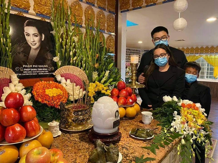Tang lễ của Phi Nhung tại Mỹ sẽ diễn ra vào ngày 12/10. Con gái của Phi Nhung cho biết, gia đình sẽ không nhận vòng hoa phúng điếu. Cô mong muốn người đến viếng sẽ dùng số tiền mua vòng hoa bỏ vào quỹ từ thiện Phi Nhung - Wendy Phạm để cô tiếp tục làm những công việc thiện nguyện mà mẹ còn dang dở.