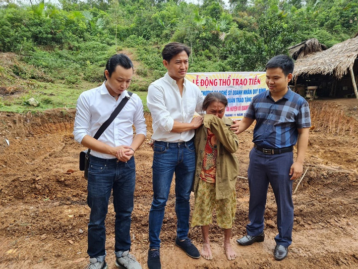 Quý Bình cho biết: “Tôi là người trực tiếp đứng ra tổ chức chương trình Gánh yêu thương kêu gọi quyên góp ủng hộ đồng bào miền Trung trong đợt lũ lụt năm 2020. Và chính tôi đã cùng đại diện cơ quan báo đài, đồng nghiệp… trực tiếp đến trao tận tay bà con nghèo tại Nghệ An, Hà Tĩnh ,… số tiền quyên góp được (có sự tham dự của chính quyền sở tại) để giúp bà con xây lại nhà và cải thiện cuộc sống. Mọi hoạt động tôi đều đã công bố cụ thể vào thời điểm đó. Nay, tôi tha thiết mong cầu cơ quan chức năng có thẩm quyền giúp tôi, sớm tiến hành xác minh việc quyên góp từ thiện của cá nhân tôi trong thời gian đó, để có câu trả lời cho những nhà hảo tâm đã đồng hành cùng tôi trong chương trình về việc tôi có tên trong danh sách này”. Ảnh: FB Quý Bình