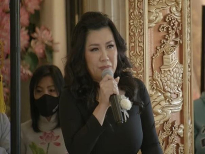 Tang lễ Phi Nhung ở Mỹ diễn ra vào sáng ngày 13/10 (giờ Việt Nam). Trizzie Phương Trinh đội khăn tang vì có mối quan hệ thân thiết với Phi Nhung. Theo nữ ca sĩ, Phi Nhung là con nuôi của mẹ đẻ cô. Ảnh: Vietnamnet