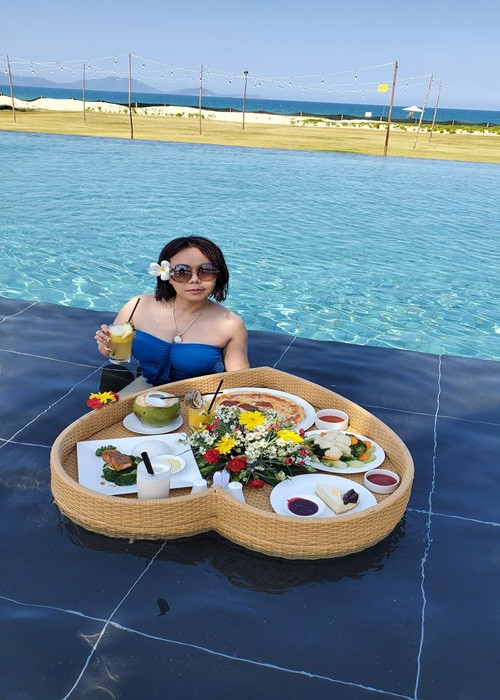 Mới đây, trên fanpage, danh hài Việt Hương đăng tải hình ảnh hiếm hoi mặc bikini. Cô nhận được nhiều lời khen ngợi về vẻ gợi cảm. Trước đó, nữ nghệ sĩ không ít lần mặc quyến rũ khiến người đối diện khó rời mắt.