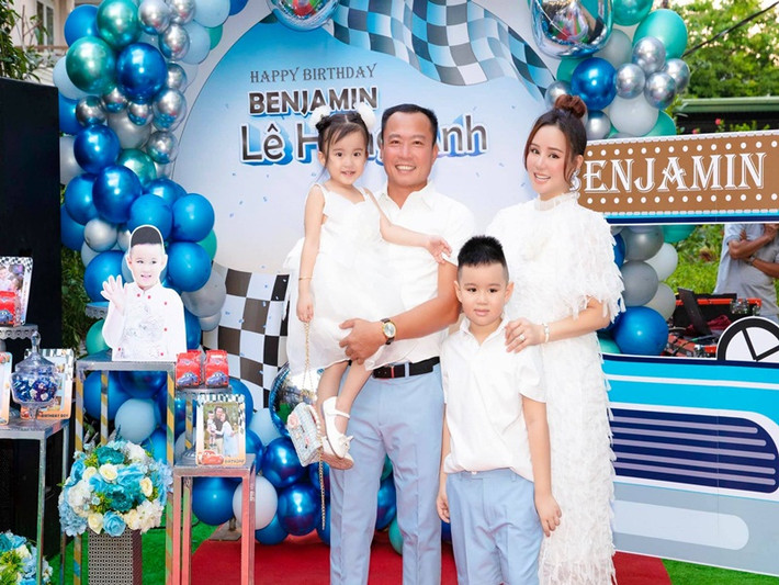 Trước khi mang bầu lần 3, Vy Oanh có cậu con trai đầu lòng sinh năm 2015, cô con gái thứ hai sinh năm 2017. Trong ảnh, vợ chồng Vy Oanh tổ chức sinh nhật cho con trai cách đây không lâu.