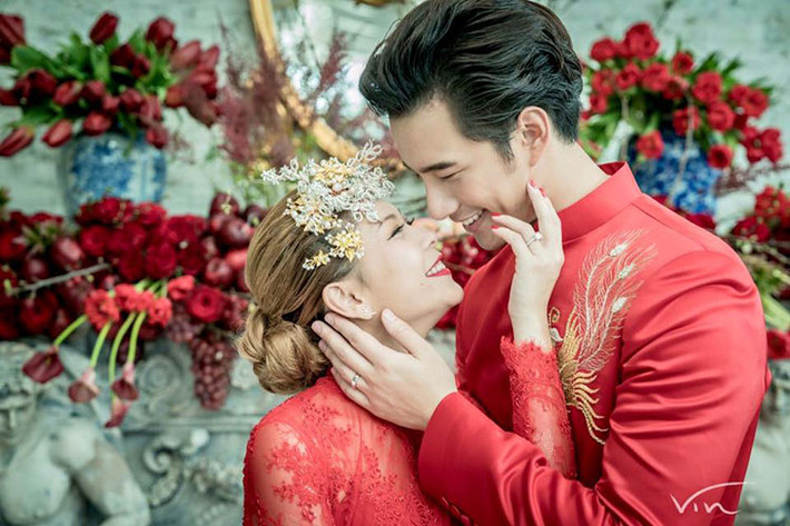 Ngày 6/3/2016, nam diễn viên sinh năm 1991 cùng vợ tổ chức đám cưới chính thức. Cả hai đều diện trang phục mang tông màu đỏ may mắn. (Ảnh: Sabay)