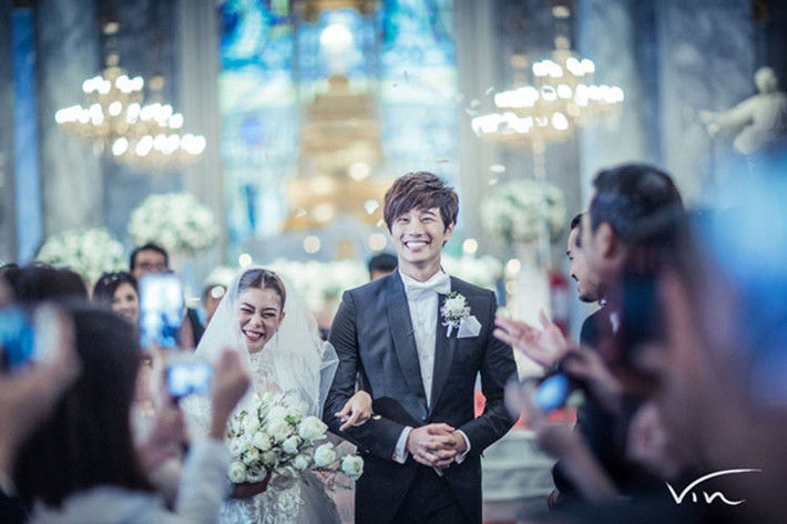Cô dâu Gubgib xinh đẹp trong chiếc váy cưới trắng cổ điển, kín đáo còn chú rể Bie điển trai trong bộ vest đen thanh lịch. (Ảnh: Edidol)
