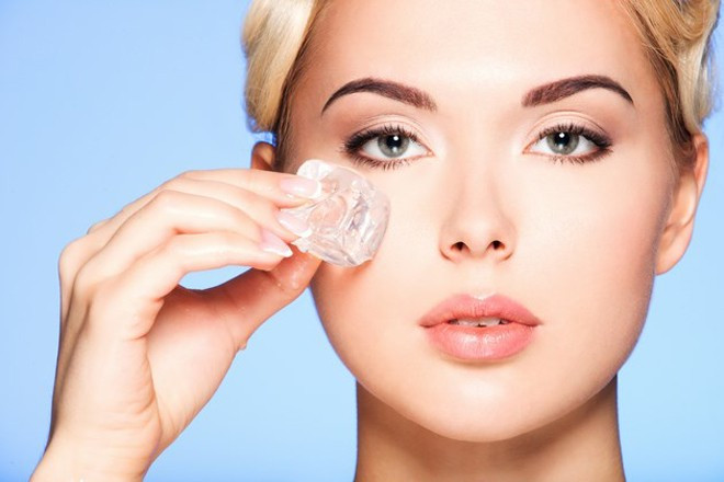 Sau khi rửa sạch axit ở mắt, cần chườm đá lạnh vào mắt để làm giảm tác hại của axit cũng như giảm đau. Với trẻ em, tốt nhất là cho trẻ nằm trong bồn tắm hoặc ngửa đầu vào bồn rửa trong khi bạn phun nhẹ nước lên trán ở bên mắt bị dính hóa chất hoặc vào chỗ sống mũi giữa hai mắt. Nhớ rửa trong ít nhất 20 phút cho dù bạn dùng cách nào.