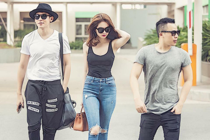 Ngọc Trinh \"Cuộc sống rất ngắn, đừng lãng phí nó bởi nỗi buồn. Hãy là chính mình, luôn vui vẻ, tự do và trở thành bất cứ gì bạn muốn\".