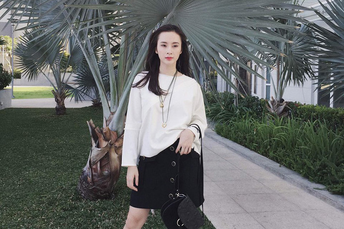 Angela Phương Trinh xinh tươi, “Mây và tóc em bay trong chiều gió lộng...”.