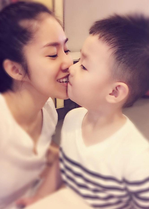 Lê Phương \"Hết Cá Tháng Tư, hông bắt được con cá nào. Hay tại mình không có kinh nghiệm nói dối? Thôi, yêu chàng này cho lành!\".