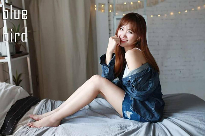 Ca sĩ Hari Won: “Hôm nay là ngày nói xạo. Các bạn có lừa được ai chưa ? Hari Won thì đang lừa tình nè”
