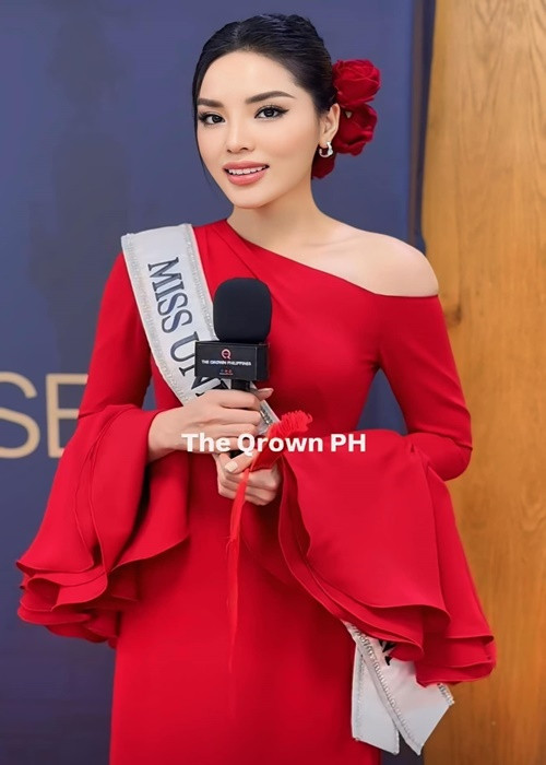 Cô trả lời phỏng vấn truyền thông tại Mexico bằng tiếng Anh. Ảnh: Fanpage Miss Universe.