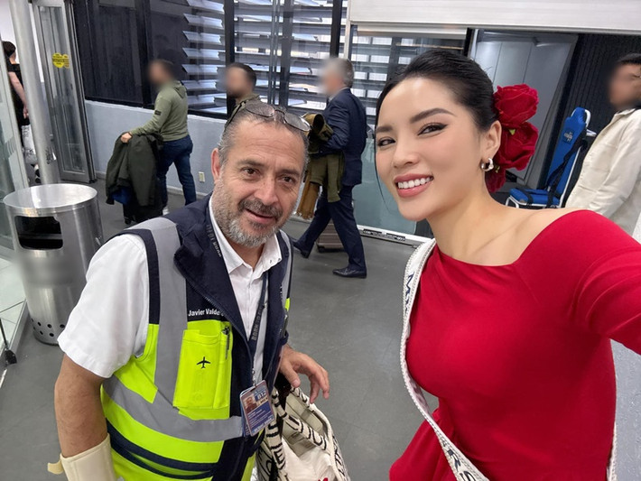 Kỳ Duyên cũng vui vẻ chụp ảnh cùng nhân viên của cuộc thi đã hỗ trợ hành lý giúp cô. Ảnh: Fanpage Miss Universe.