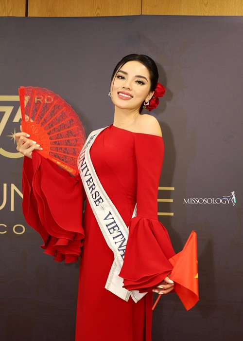 Hoa hậu Kỳ Duyên diện áo dài đỏ cách tân khi vừa đến cuộc thi Miss Universe 2024. Ảnh: Missosology.