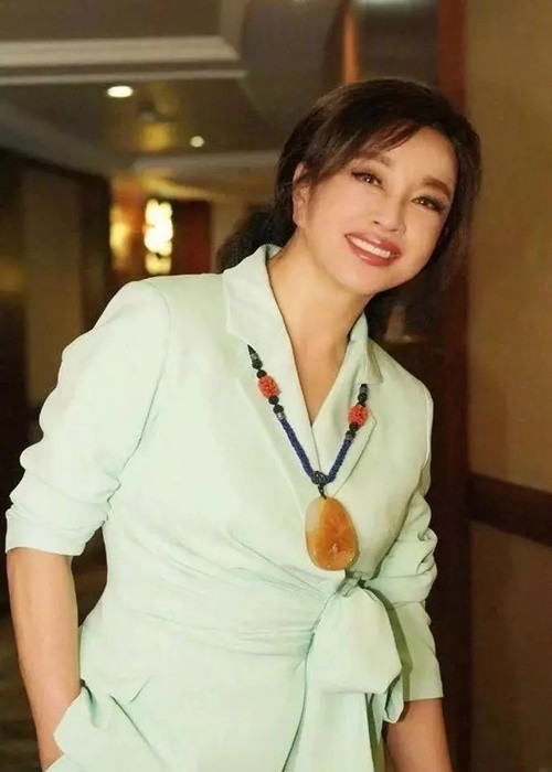 Lưu Hiểu Khánh kết hôn lần 4 vào năm 2013. Theo Znews, mới đây, một blogger tố từ năm 2015, nữ diễn viên bí mật hẹn hò với một nhiếp ảnh gia kém bà 20 tuổi. Theo blogger này, Lưu Hiểu Khánh chia tay tình nhân năm 2021 và đã ly hôn người chồng thứ 4. Ảnh: Vietnamnet.